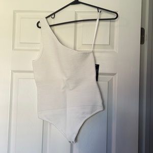 Never worn before. With tags Abercrombie and Fitch white one shoulder body suit